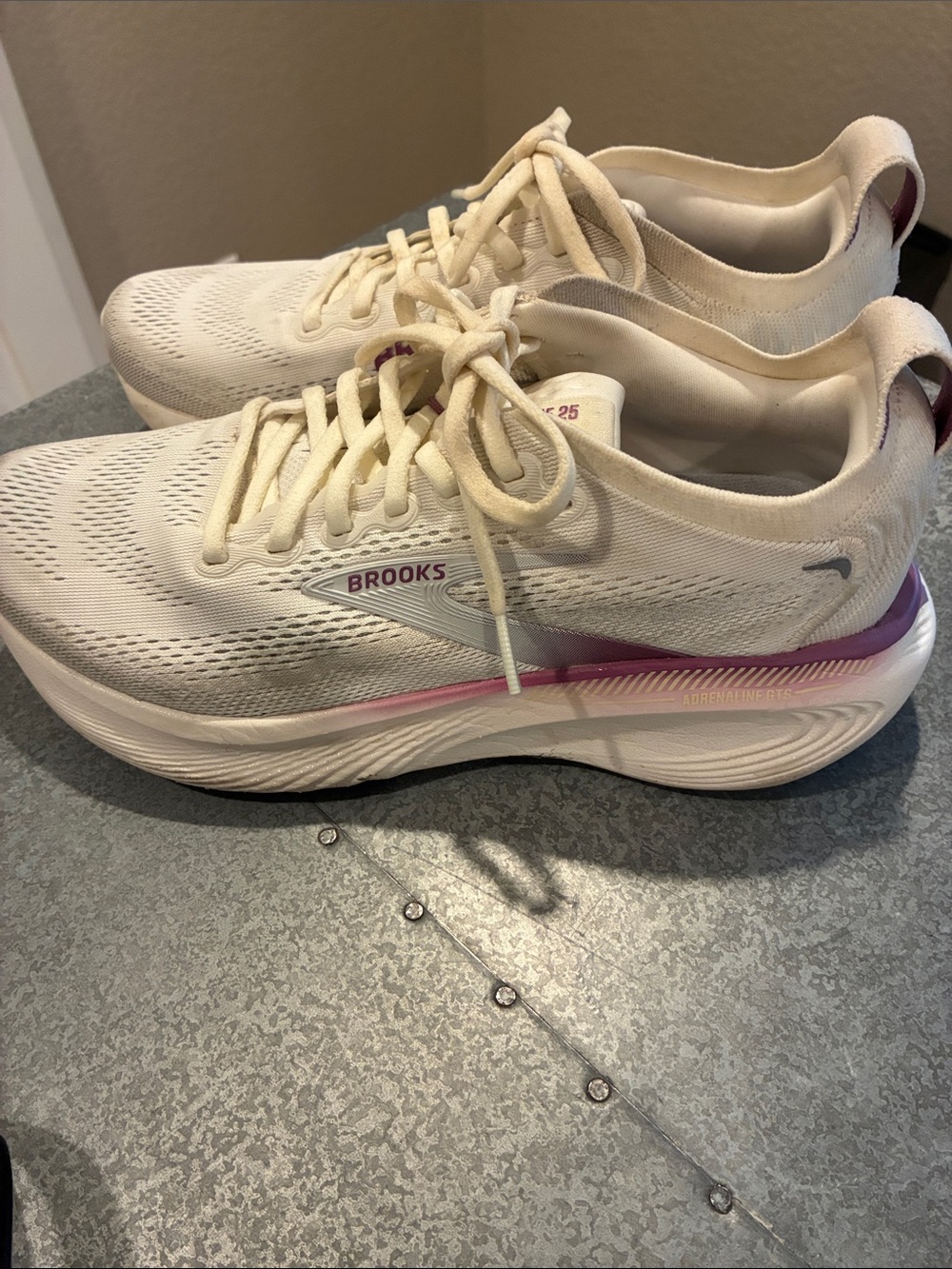 Brooks  Adrenaline GTS 25 Women's Running Shoes size 8 in coconut
